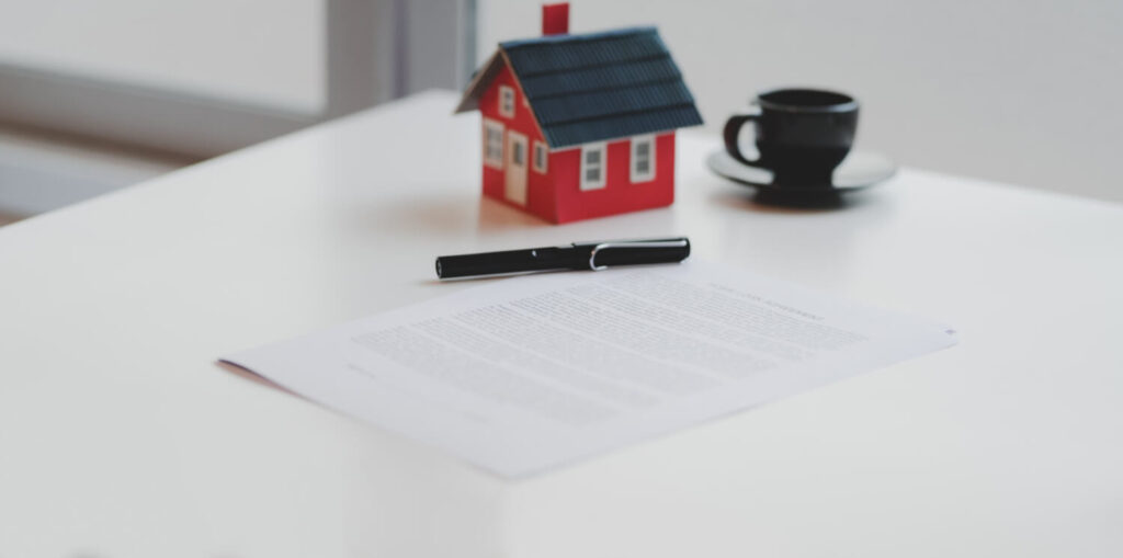 Maison en travaux avec des documents de succession et des factures sur une table