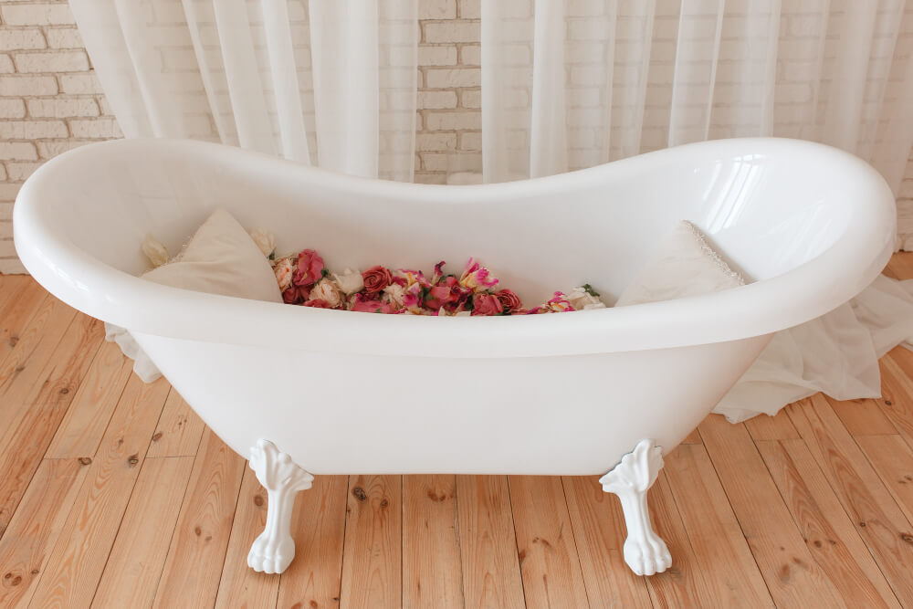 baignoire sur plancher bois