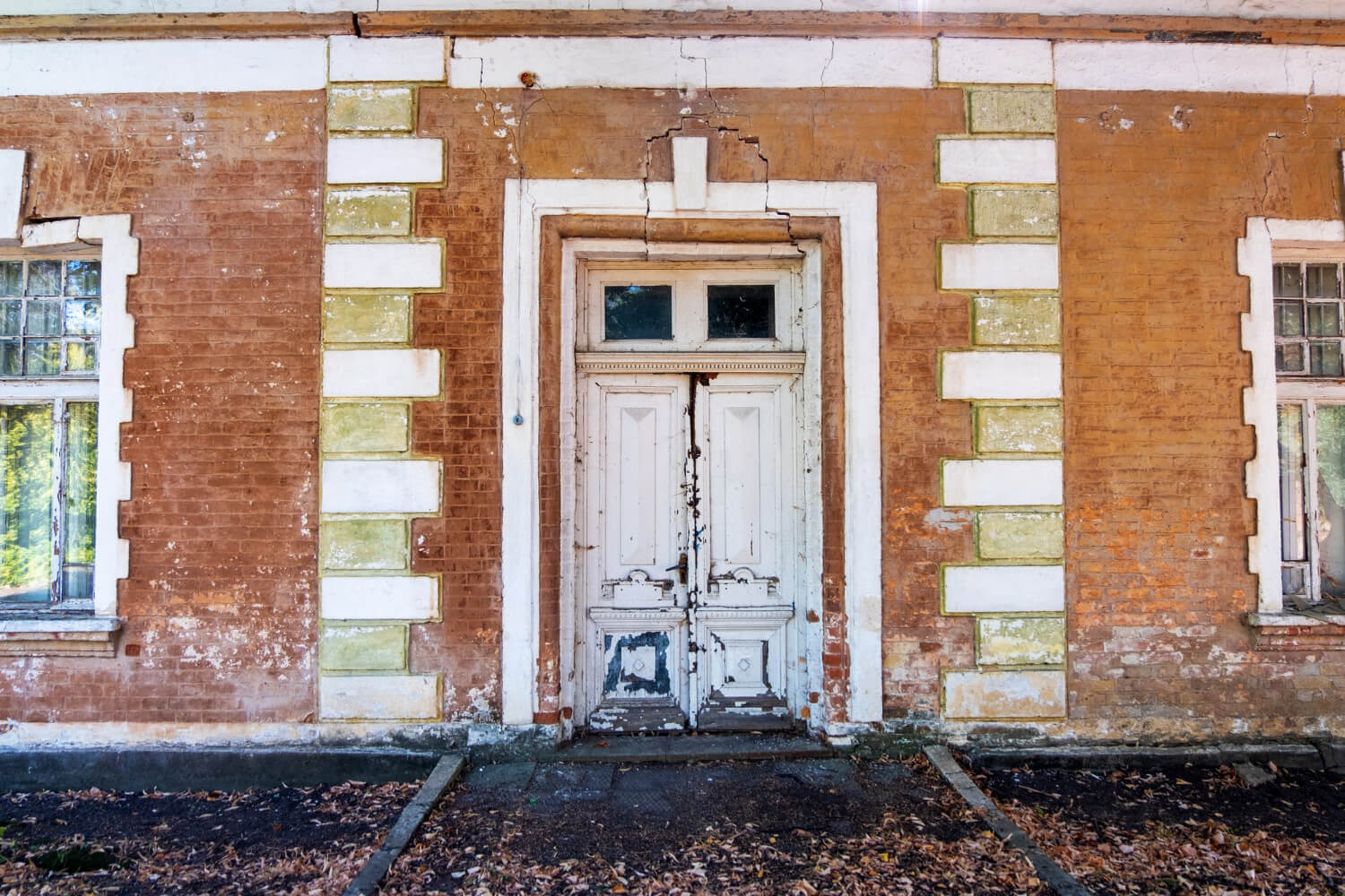 Porte d'une maison abandonnée, illustrant la question de savoir si l'on peut y vivre et les risques du squat.