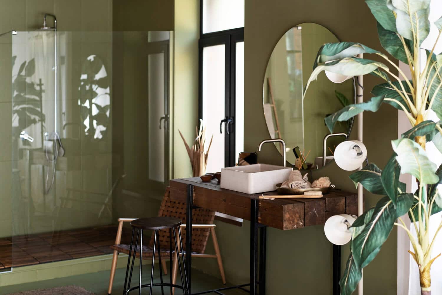 Mur de salle de bain recouvert de toile de verre peinte dans une ambiance moderne