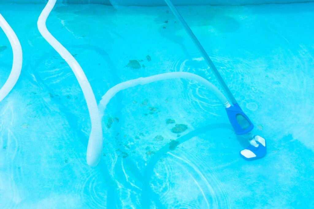 Tache de sulfate de cuivre au fond d'une piscine, causée par un morceau de métal.