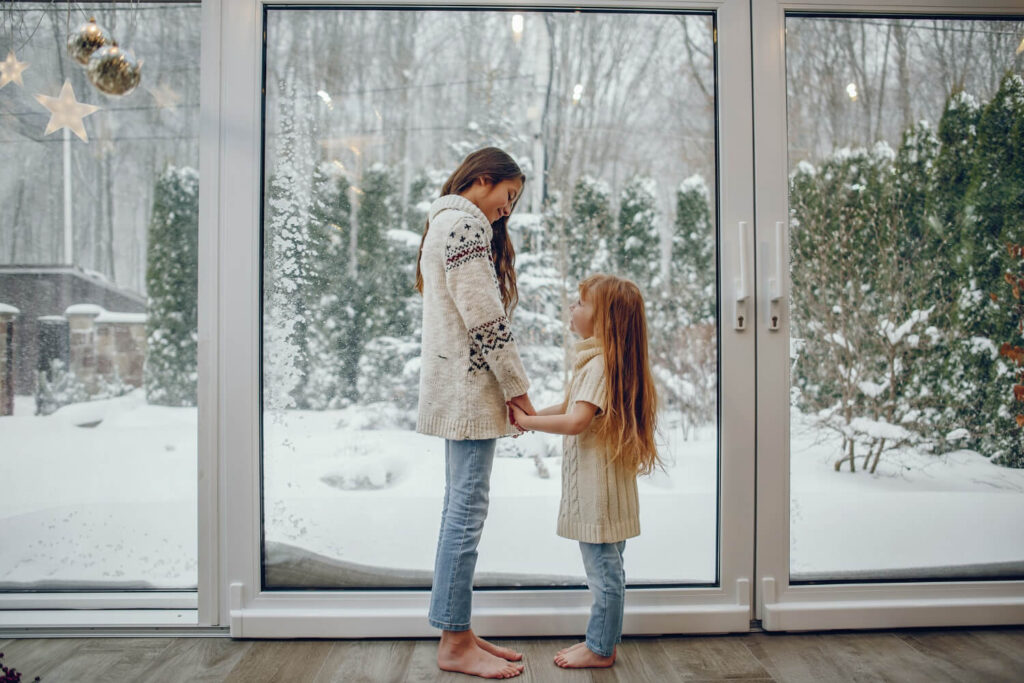 Condensation et buée sur les vitres d'une véranda non chauffée en hiver, et les solutions pour y remédier