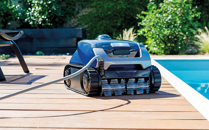 Robot de piscine Zodiac arrêté au fond de l'eau, illustrant un problème de démarrage qui s'arrête.