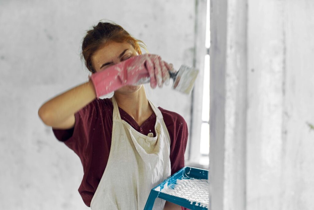 Personne aérant une pièce avec odeur de peinture pourrie