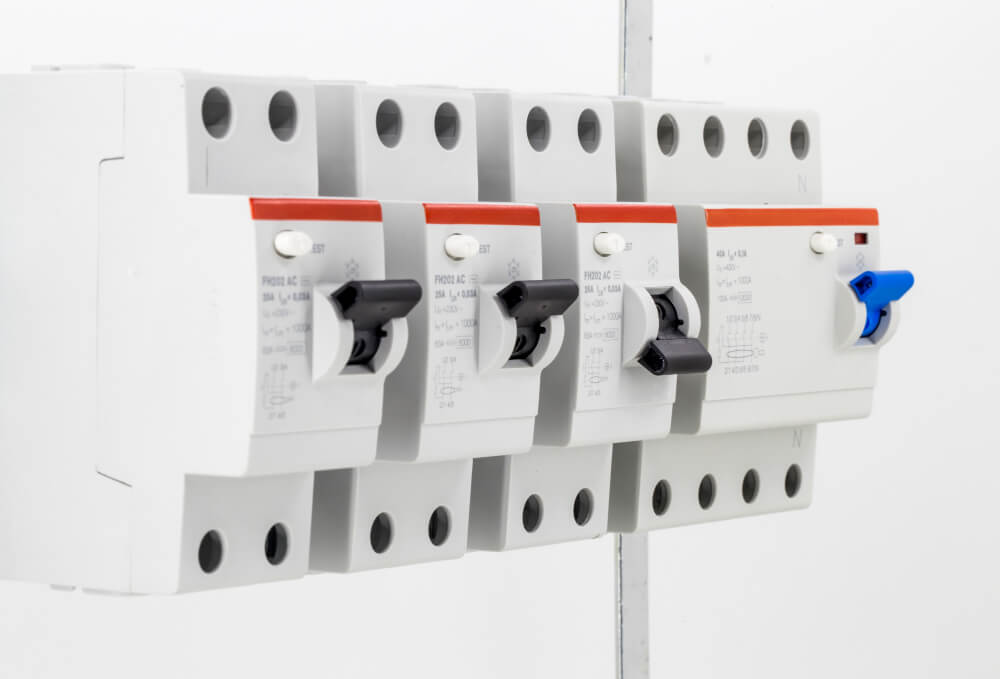Tableau électrique moderne montrant plusieurs interrupteurs différentiels de type A alignés.