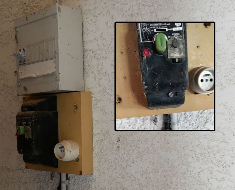 Vieux disjoncteur EDF noir : faut-il le remplacer d'urgence ? 10 Très ancien disjoncteur EDF général en bakélite noire