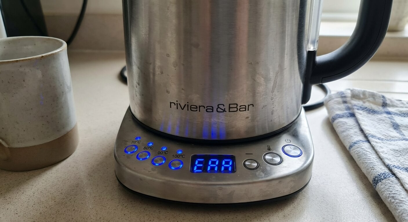 Bouilloire à température variable Riviera & Bar en inox dont les voyants de température clignotent, signalant une panne.