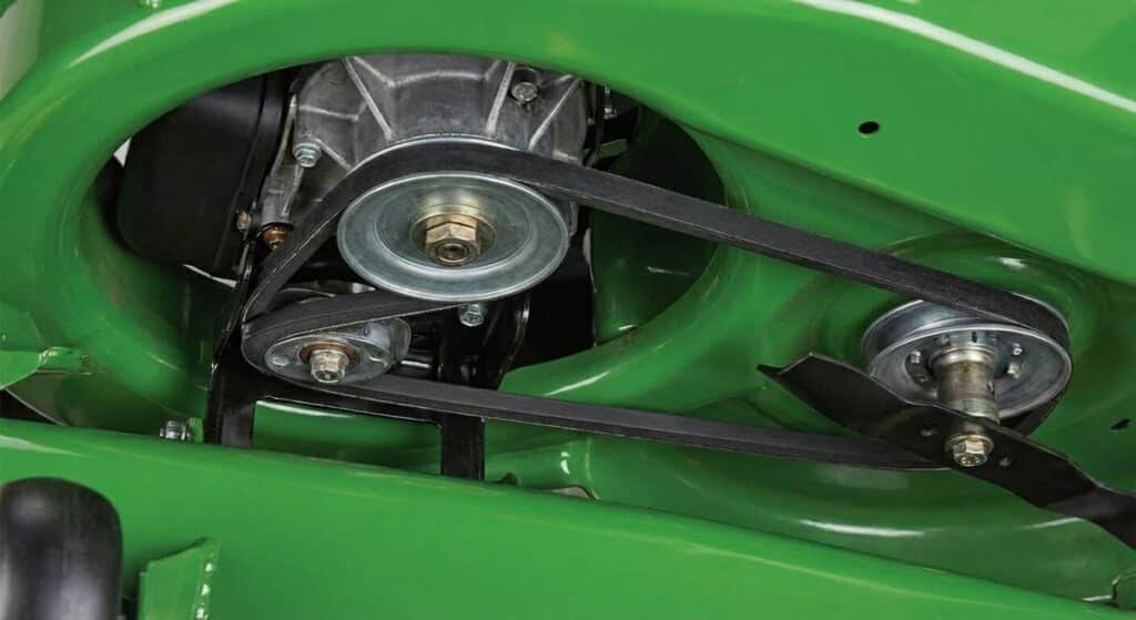 Inspecter la courroie d'entraînement d'un tracteur tondeuse