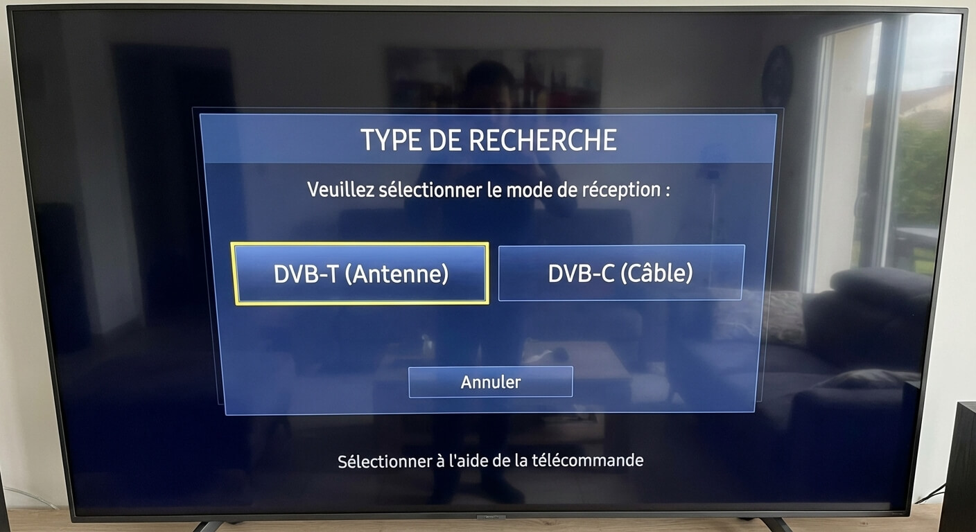 Écran de menu d'un téléviseur demandant à l'utilisateur de choisir entre le type de recherche DVB-T ou DVB-C