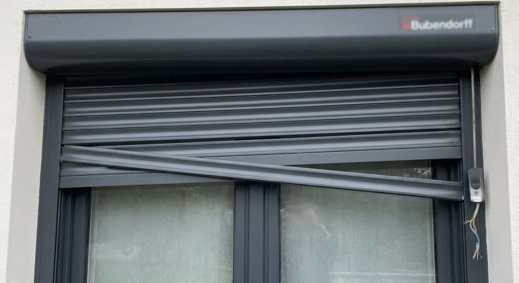 Lames d'un volet roulant électrique Bubendorff bloquées à mi-hauteur suite à une montée saccadée