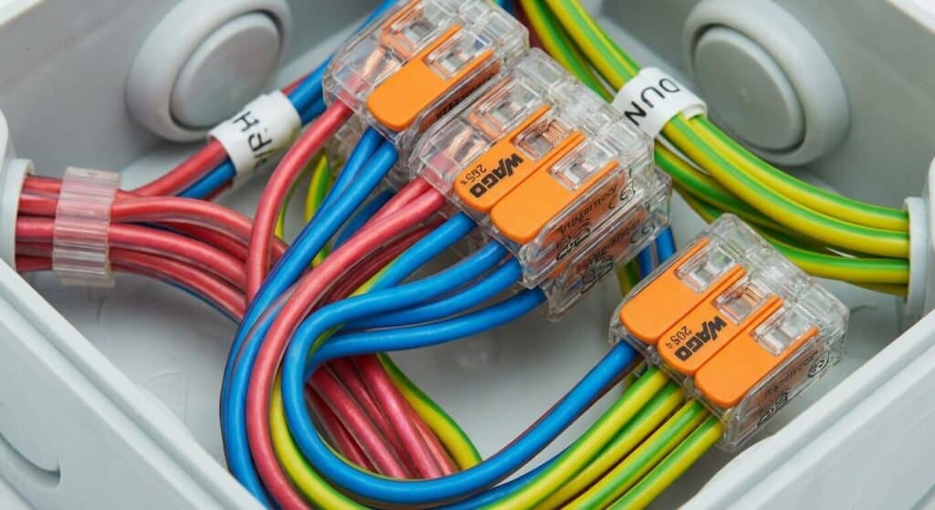 Gros plan sur des fils électriques isolés en toute sécurité grâce à des bornes de raccordement Wago