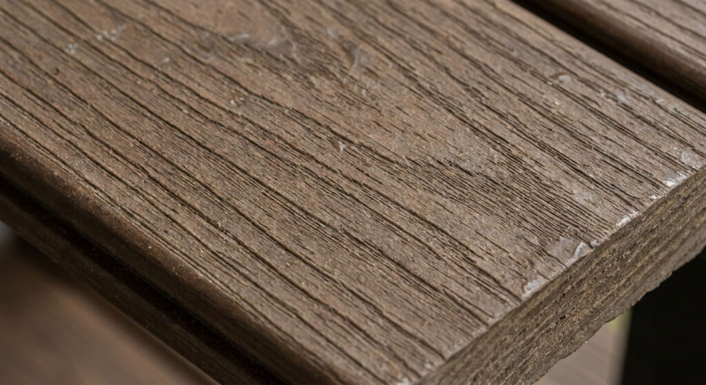 Gros plan sur la texture d'une lame de bois composite résistante aux rayures et UV.