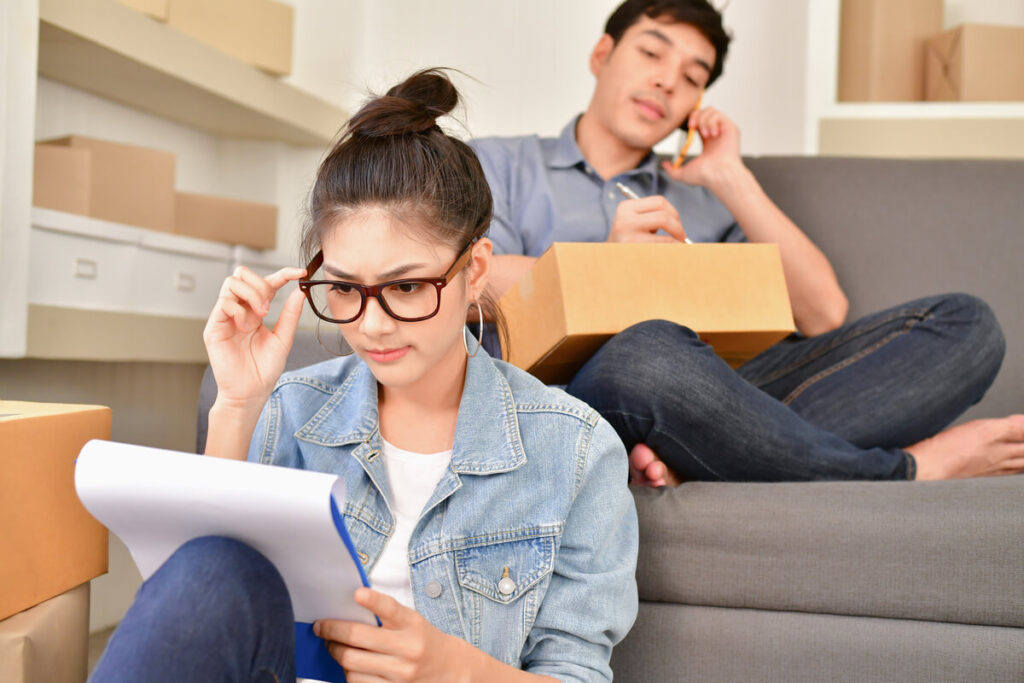 Regroupement des documents nécessaires (contrat de bail, pièce d'identité) pour les démarches obligatoires en Suisse.