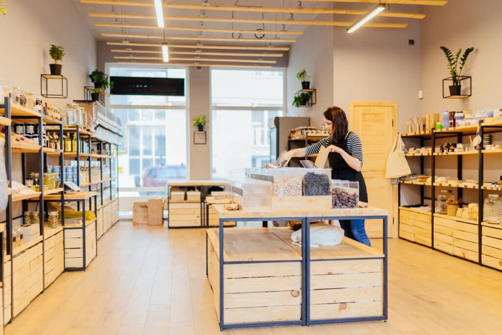 Intérieur d'un magasin moderne après une rénovation réussie, prêt pour l'accueil du public et l'inauguration.