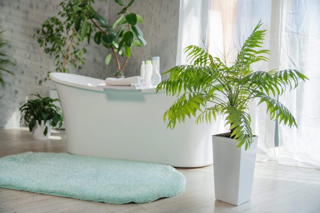 Comment choisir son tapis de salle de bain ? 3 Un tapis de salle de bain en coton épais et moelleux posé devant une baignoire.