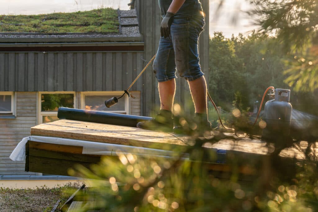 Toiture qui fuit seulement quand il pleut fort : que faire avant d’appeler un couvreur ? 3