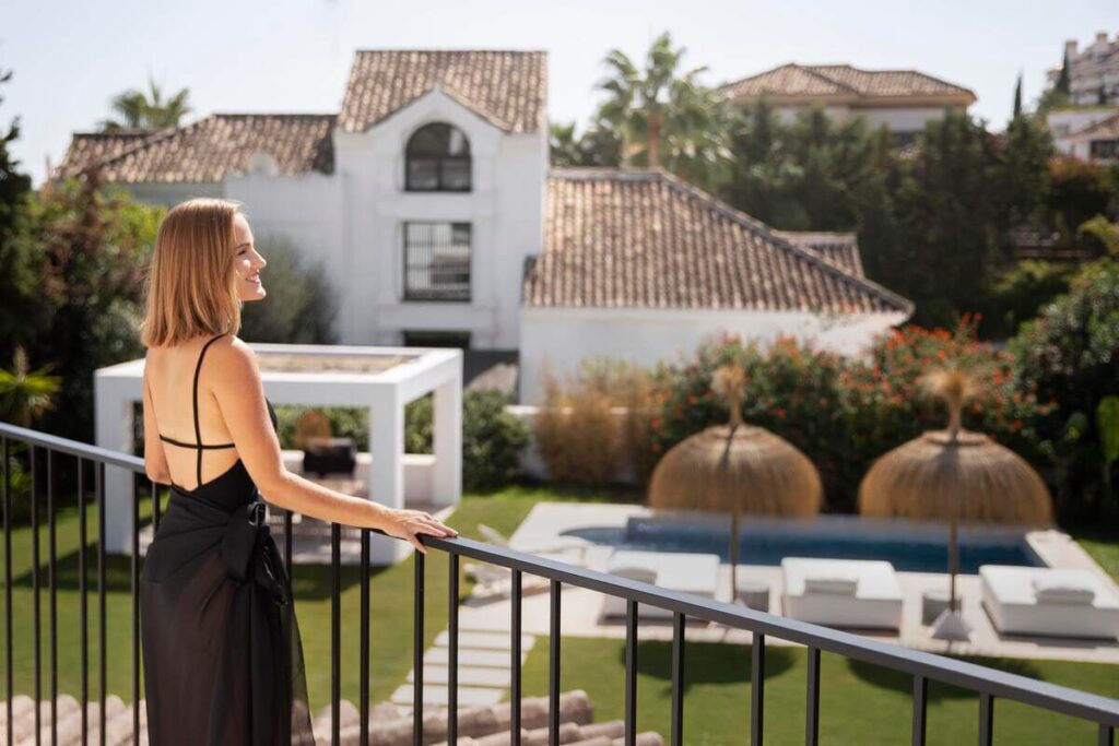 Une villa contemporaine avec varangue à La Réunion, prête pour une transaction de vente ou de location immobilière.