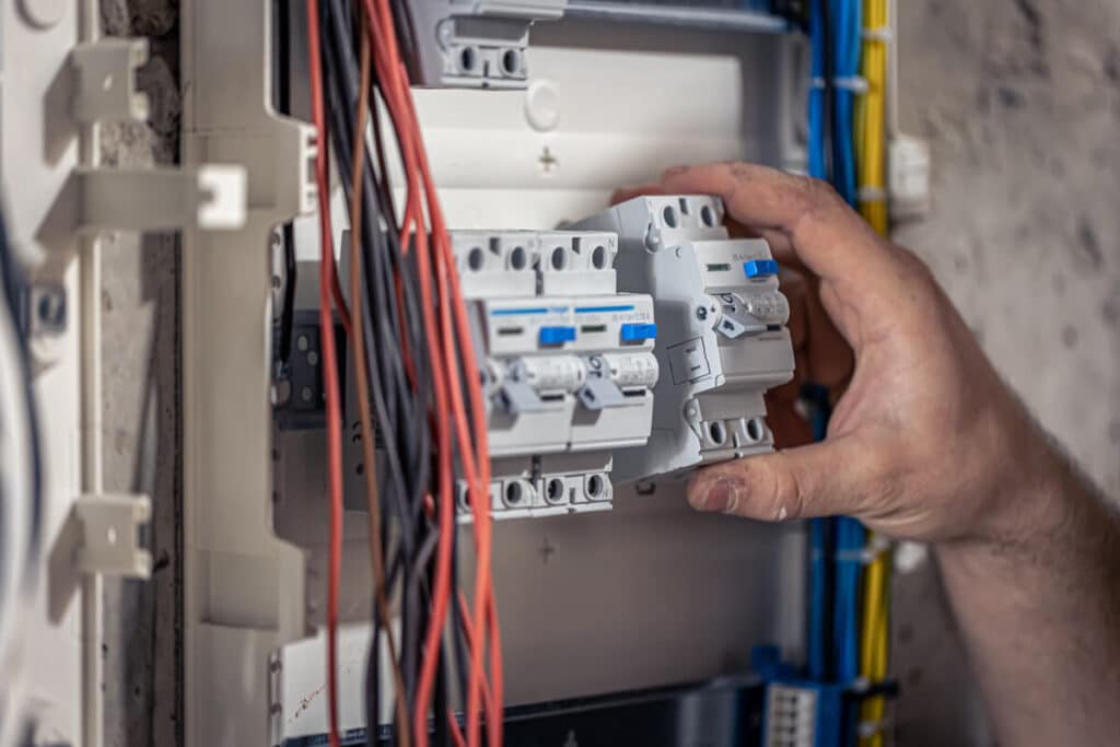 Un disjoncteur abaissé sur un tableau électrique de maison après une coupure de courant.