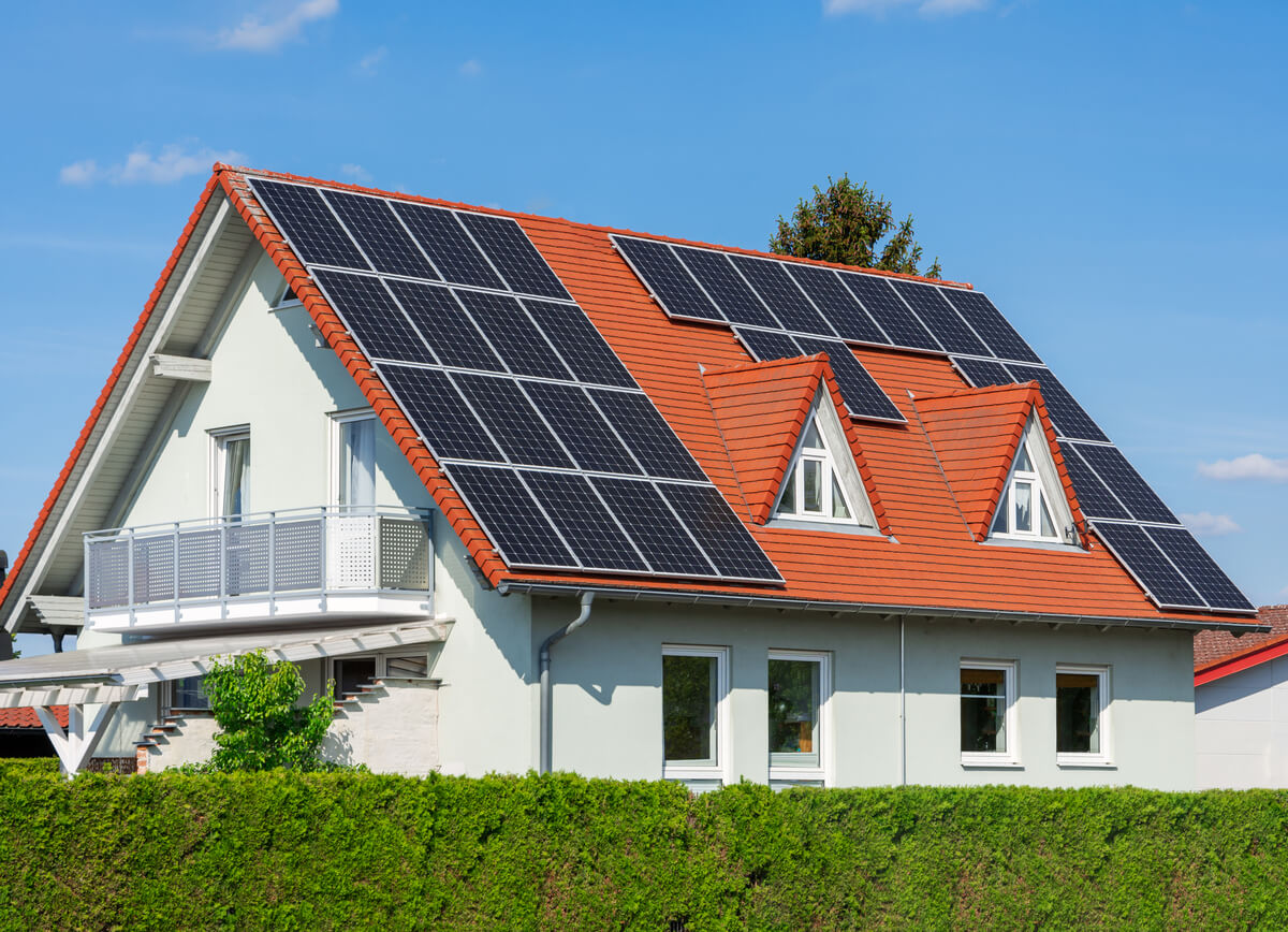 Une installation moderne de panneaux solaires photovoltaïques sur le toit d'une maison de 100m2.