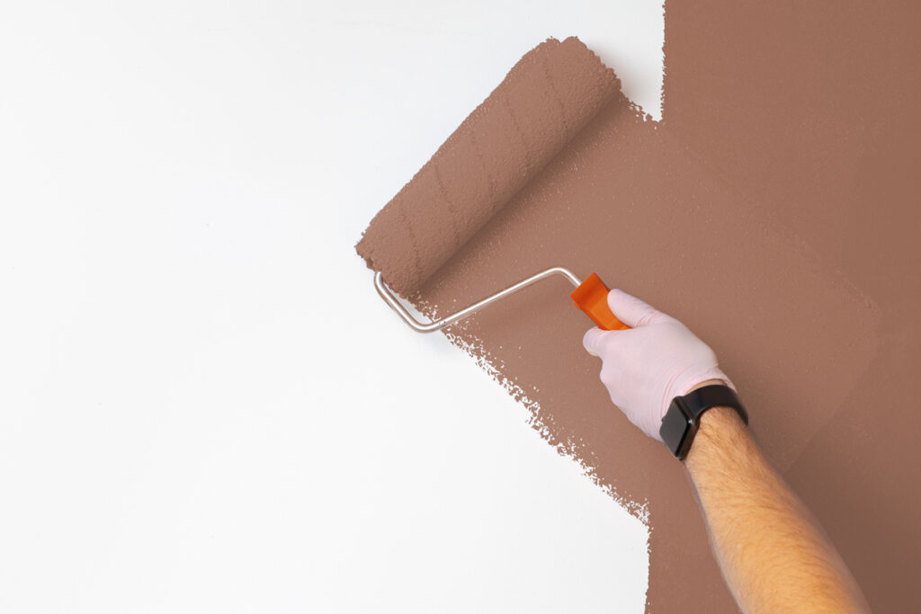 Application d'une sous-couche isolante et masquante sur un mur intérieur pour bloquer les auréoles.