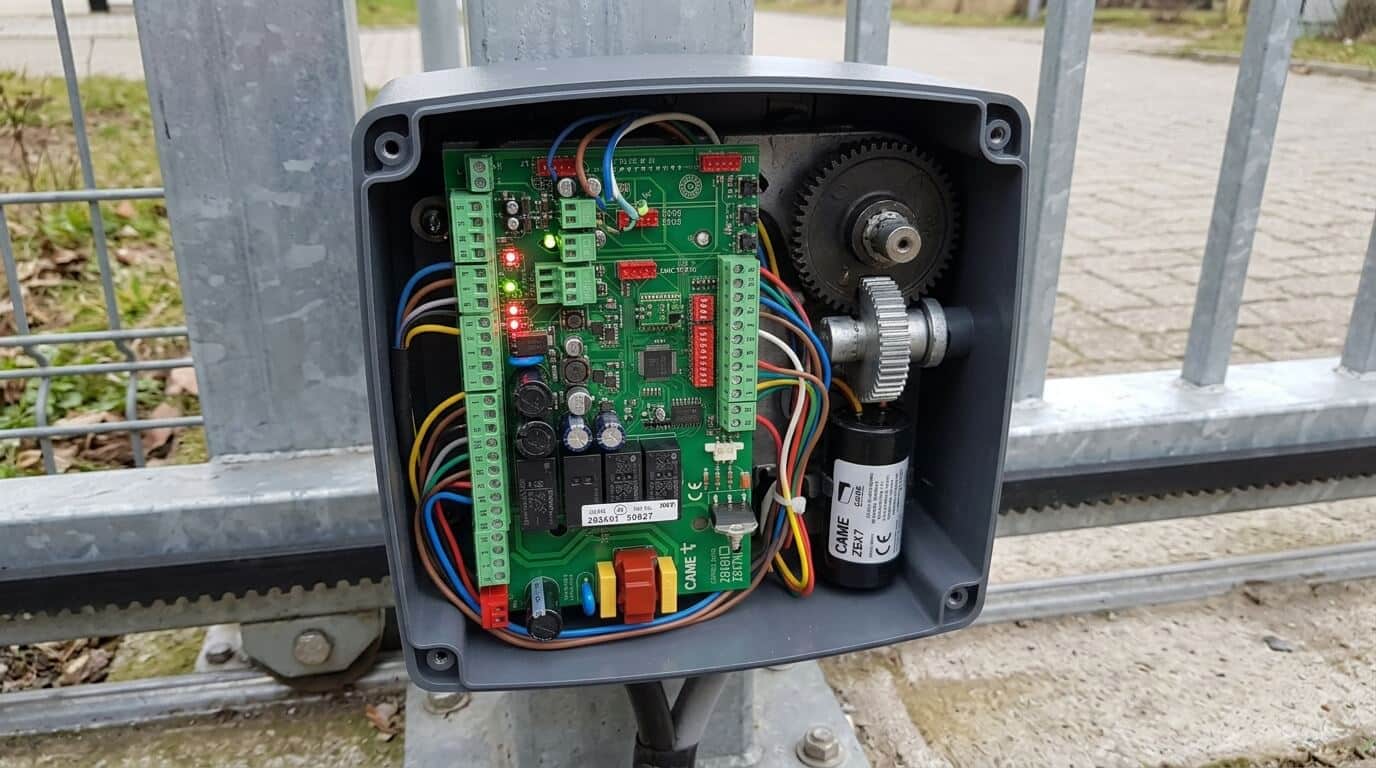 La carte électronique verte de contrôle Came ZBX7 installée dans son boîtier de moteur de portail.