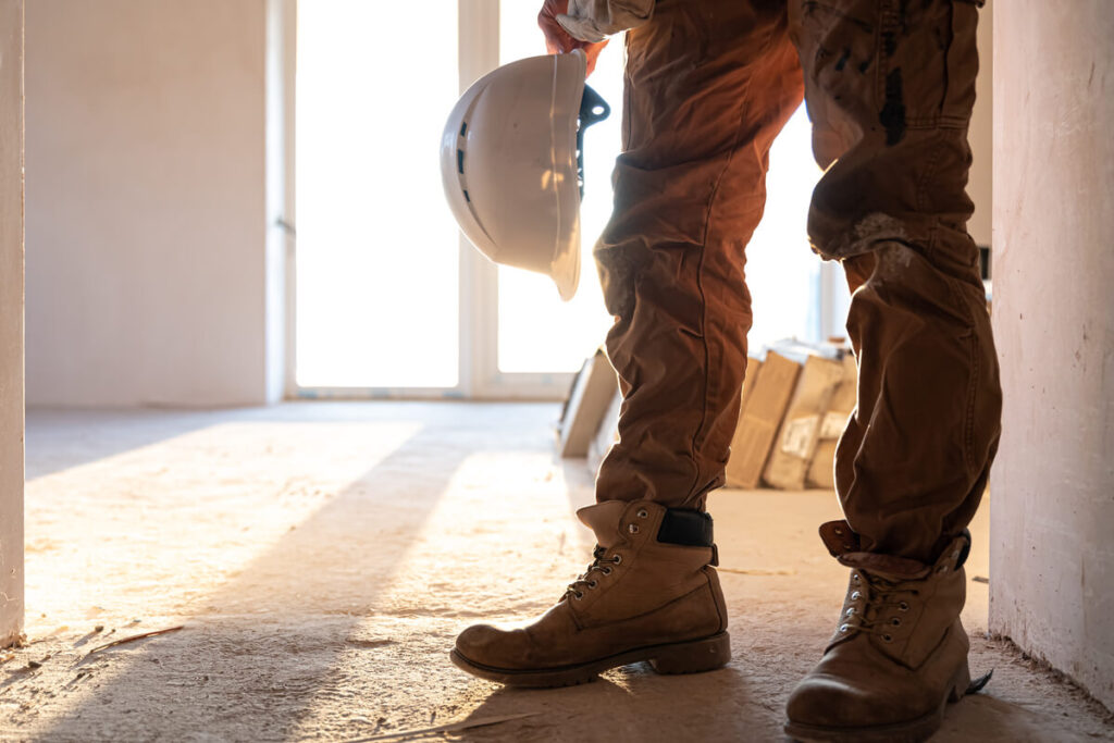 Un ouvrier travaillant sur un chantier BTP portant des chaussures de sécurité respirantes et confortables.