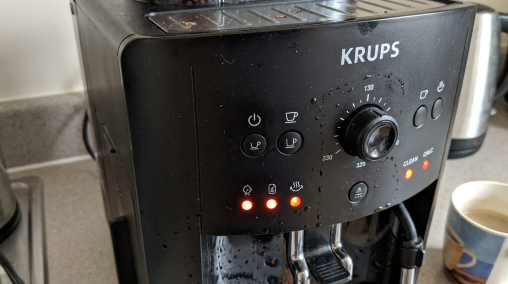 Les boutons de commande et les voyants lumineux clignotants d'une cafetière Krups EA81.