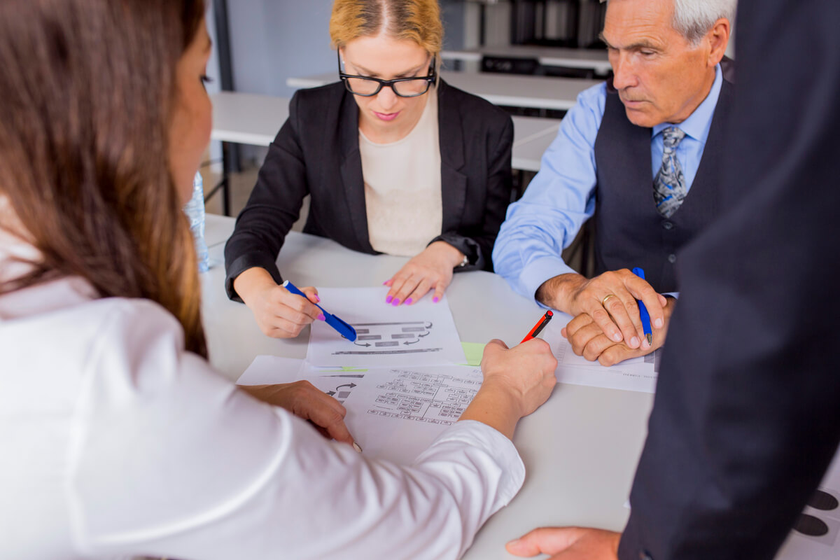 Une signature de contrat immobilier entre un vendeur et un acheteur dans le bureau d'un notaire.