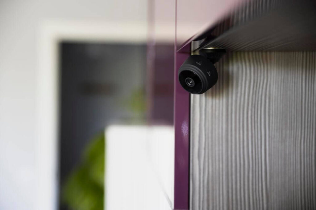 Mon voisin a installé une caméra 360 : quels sont mes droits et recours ? 2 Caméra de surveillance dôme 360 degrés fixée sur un mur extérieur en direction d'un jardin.