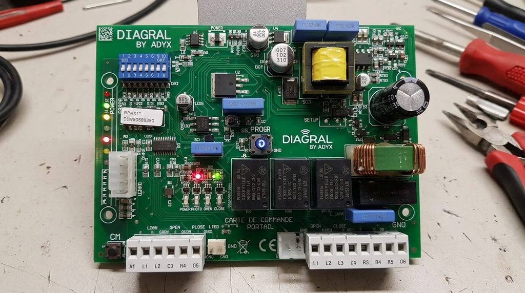 Carte électronique de commande Diagral by Adyx avec voyants LED de diagnostic et boutons de programmation.
