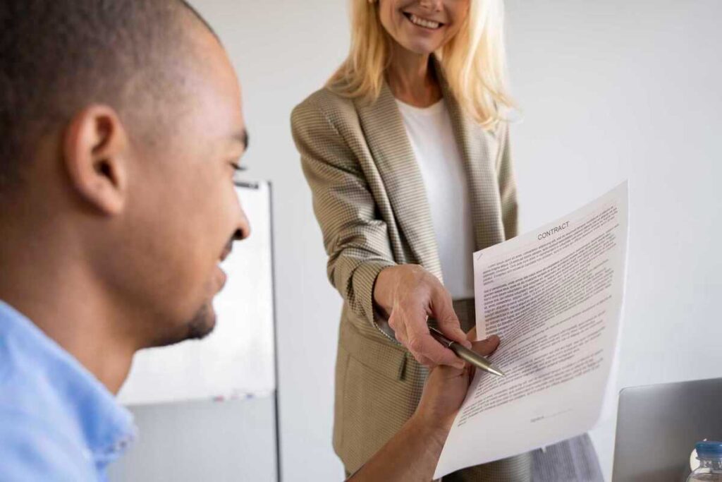 Temps de réponse après visite d'un appartement HLM : délais et attribution 3 Dossiers de candidature examinés lors d'une commission d'attribution HLM.
