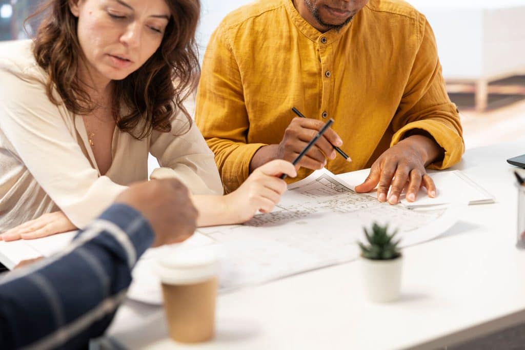 Signature d'un contrat de maîtrise d'œuvre et examen des devis d'artisans.