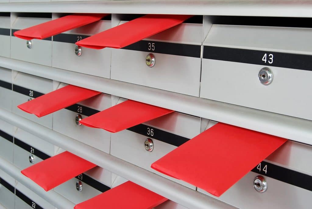 PRL résidence principale : peut-on y habiter à l’année ? 3 Rangée de boîtes aux lettres à l'entrée d'un parc résidentiel pour le courrier des résidents.