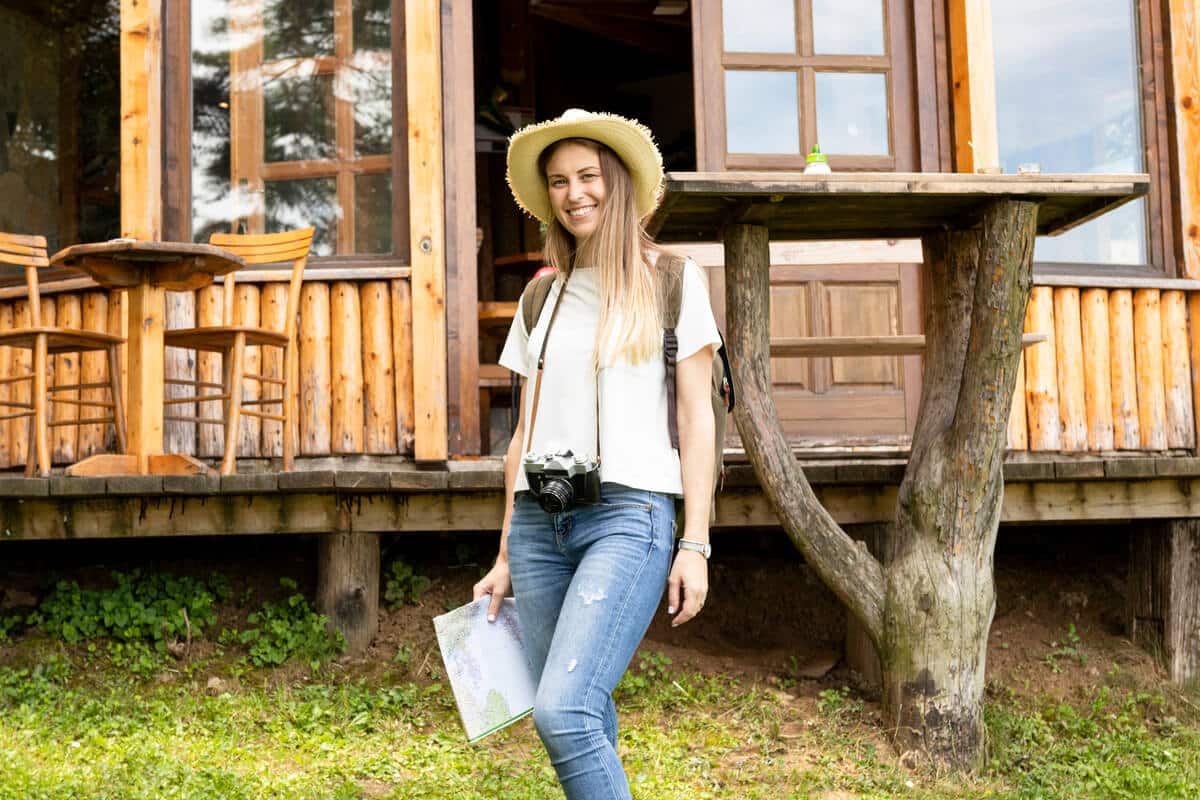 Habitation légère de loisirs en bois installée sur une parcelle paysagère en PRL.