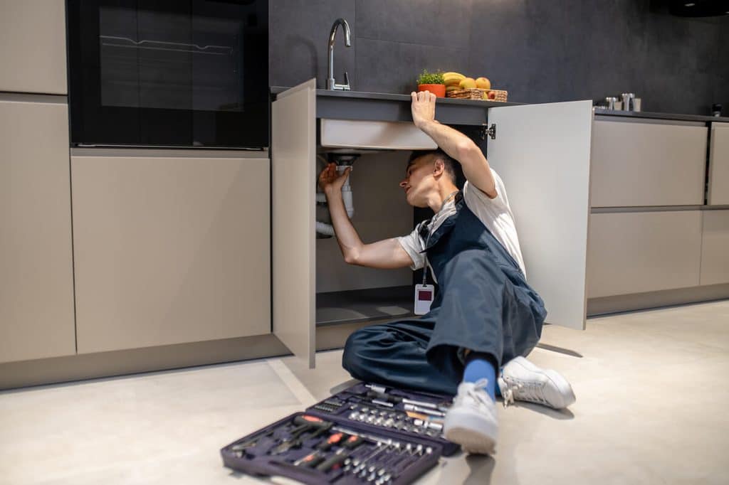 Changer meuble sous évier locataire : qui paie et qui décide ? 4 Remplacement à neuf du caisson sous évier et réfection des joints d'étanchéité.